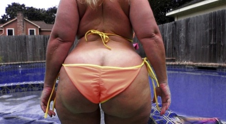 Amateur woman Dee Siren displays her big butt while wearing a bikini 16272193