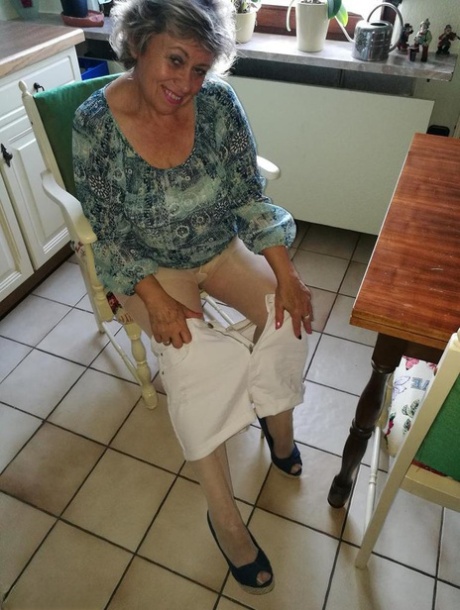 Horny granny Caro sticks a banana inside her natural pussy on kitchen chair 93608086