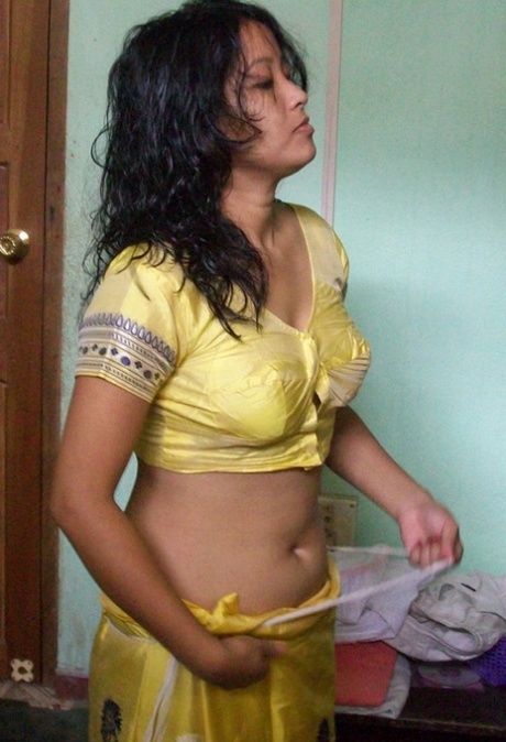 Indian Desi Nude Bed - Desi Nude Porn Pics - NastyPornPics.com